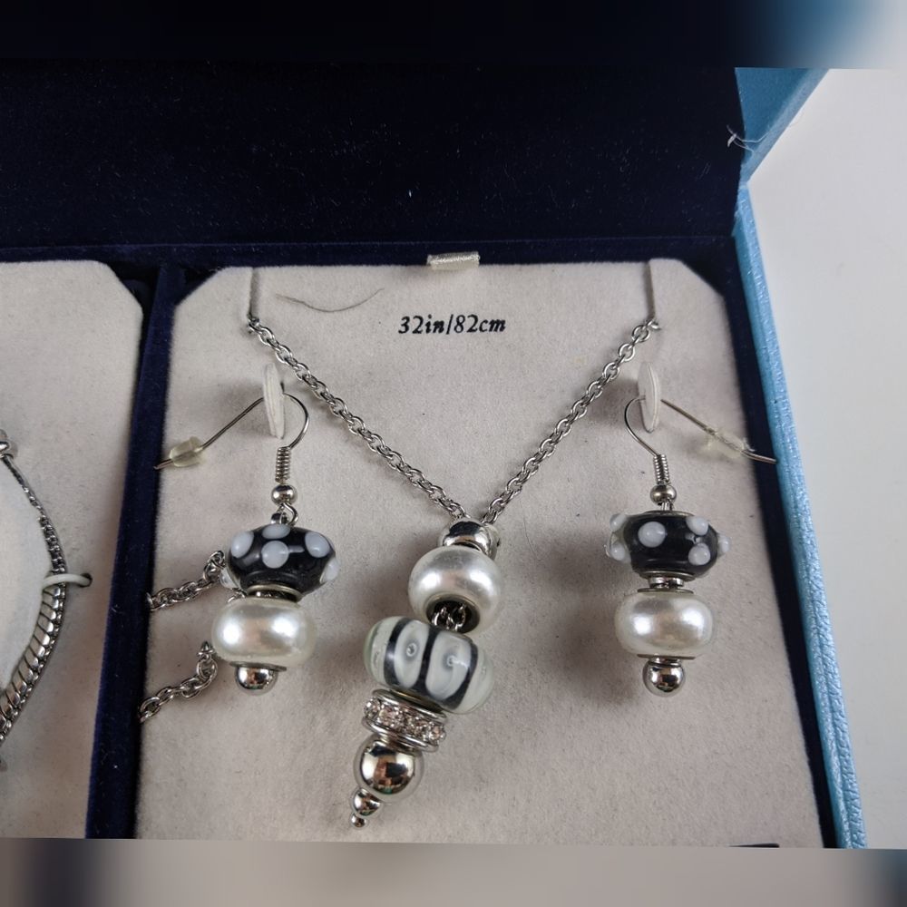Bella Perlina 4 Pc Black & Silver Necklace Earring